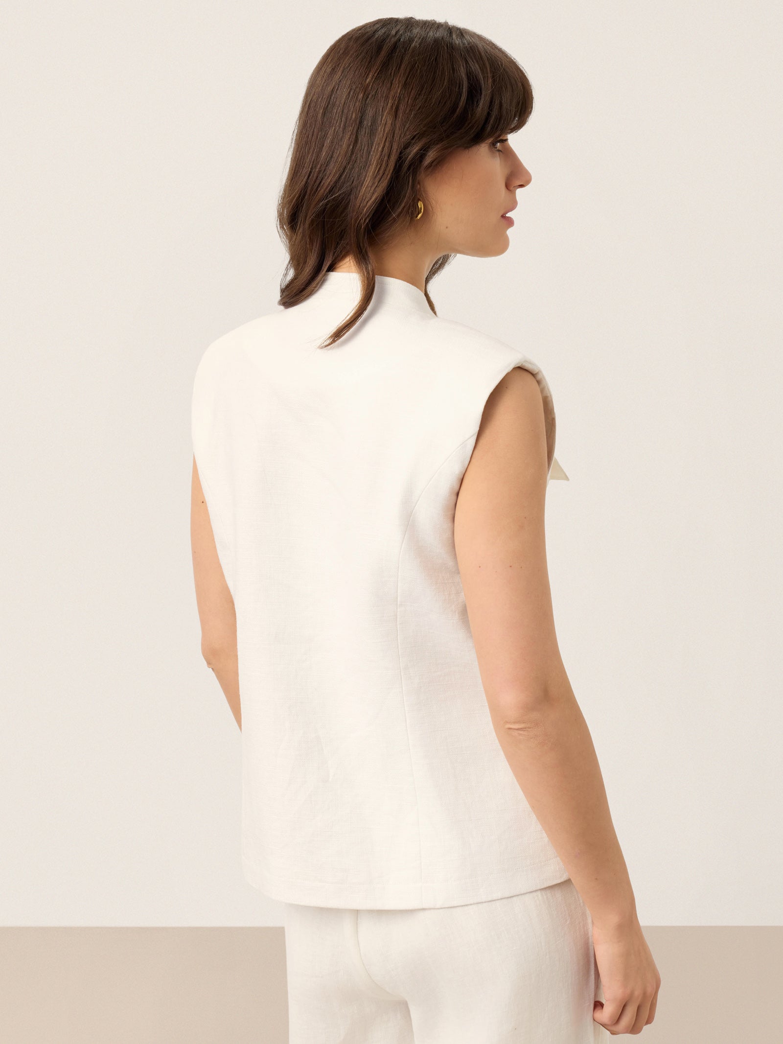 Linen Four-Pocket Tailored Sleeveless Vest COSIMA by LINTICO