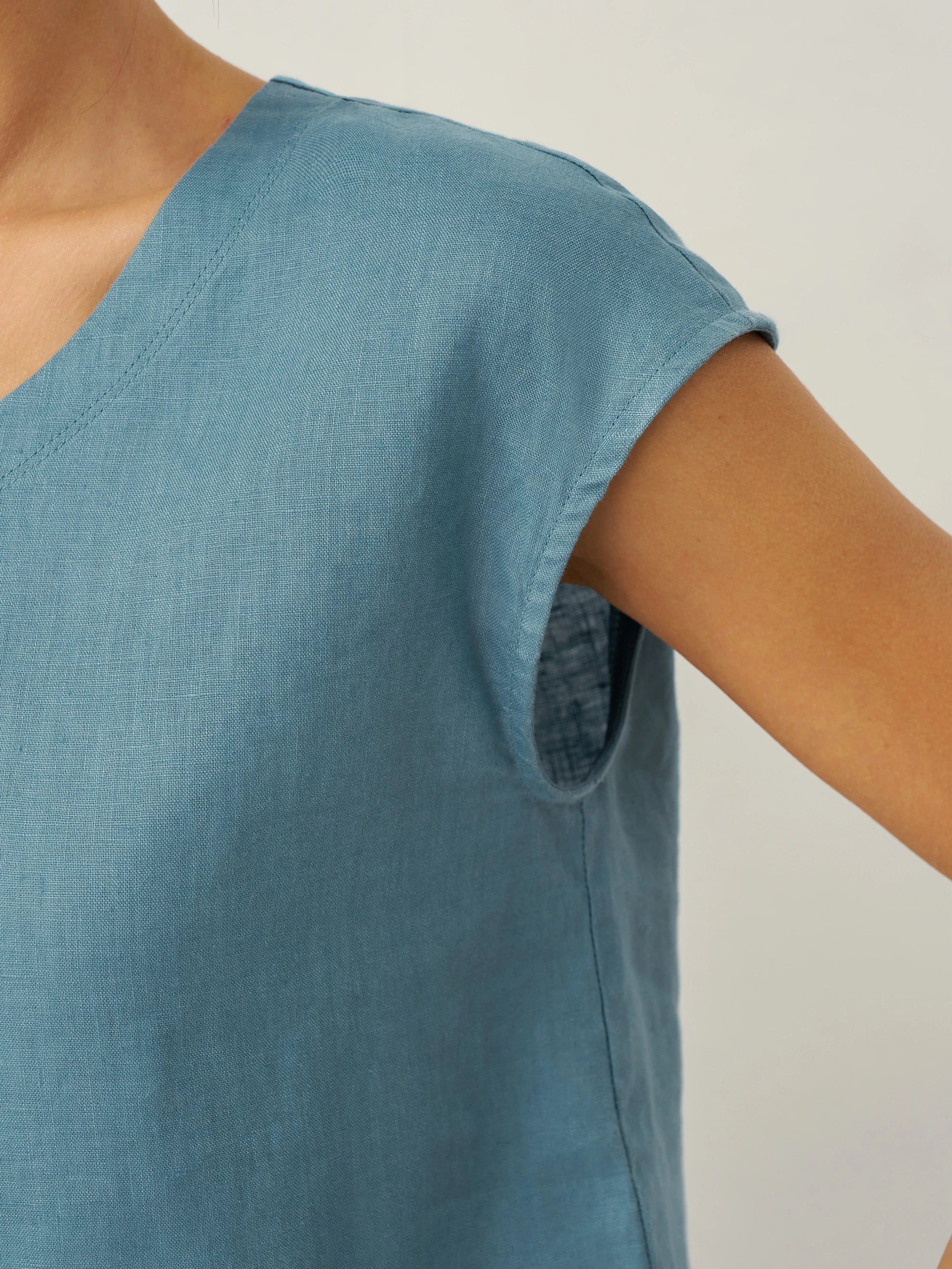 100% Linen V-Neck Cap Sleeve Crop Top FRESSA by LINTICO