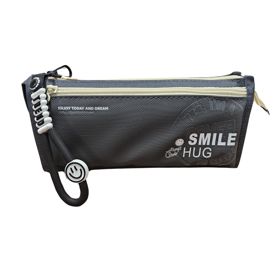 Cartuchera Smile Hug Negra (con cierre y tirador decorativo) by Farmacias Savia