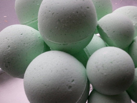 14 bath bombs in Issey Miyake (L&